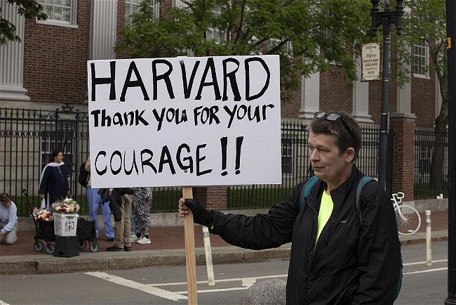 01-hinh-chinh-trang-nhat-gettyimages-2217003509-demonstrators-rally-in-harvard-square-over-university-s-policies-and-inv