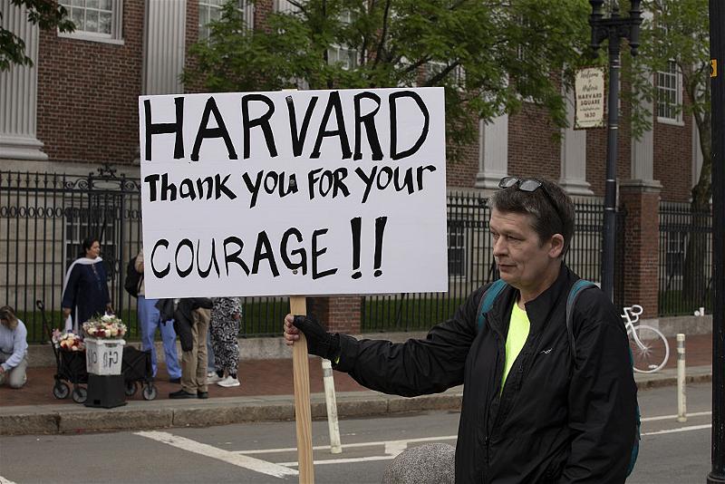 01 Hình chính trang nhất GettyImages-2217003509 Demonstrators rally in Harvard square over University's policies and inv