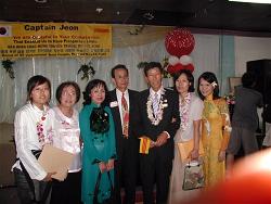 thuye-n-tru-o-ng-jeon-cung-gia-dinh-va-tha-n-hu-u-tai-buo-i-tie-c-vinh-danh-o-ng-na-m-2004-tai-little-saigon