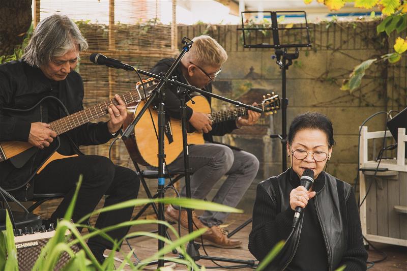 Khánh Ly hát trong 'Quán Văn' sau vườn nhà
